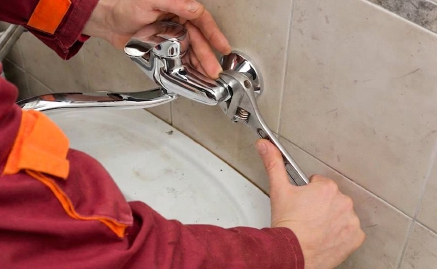 Bathroom Faucet and Fixture Services<br />
